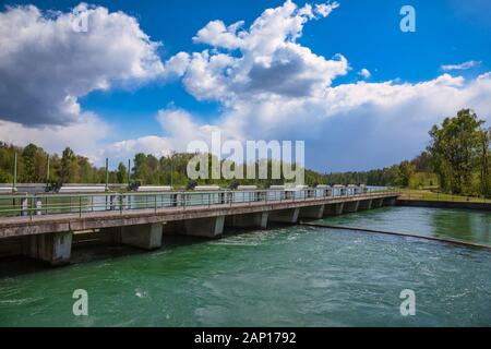 Hochablass (High Drain) Damm auf Lech südlich von Augsburg, Schwaben, Bayern, Deutschland, ein Teil der UNESCO Weltkulturerbe Wasser Management System Stockfoto