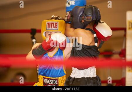 Zwei Jugendliche Boxer im Ring sparing Match Stockfoto