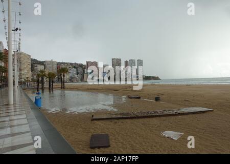 Benidorm, Provinz Alicante, Spanien. 20. Januar 2020.Da sich das Resort für einen weiteren Abend mit schlechtem Wetter wackelt, sind die Schäden durch den Sturm Gloria am Levante Beach zu sehen. Stockfoto