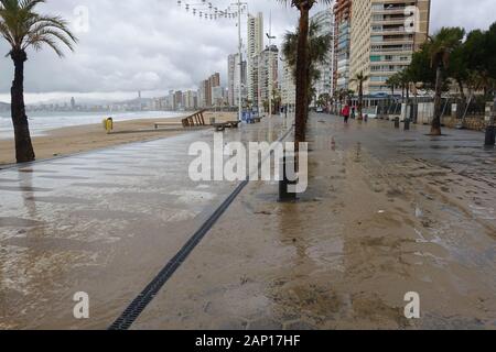 Benidorm, Provinz Alicante, Spanien. 20. Januar 2020.Da sich das Resort für einen weiteren Abend mit schlechtem Wetter wackelt, sind die Schäden durch den Sturm Gloria am Levante Beach zu sehen. Stockfoto