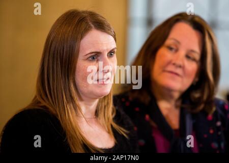 Lehrstuhl für Wirtschaft Ausschuss Sinn Feins Caoimhe Archibald (Links) im Interview Wie die DUP Gemeinschaften Sprecher und Vorsitzende der Gemeinschaften Ausschuss Paula Bradley Uhren auf in die Große Halle in Stormont Gebäude. Stockfoto