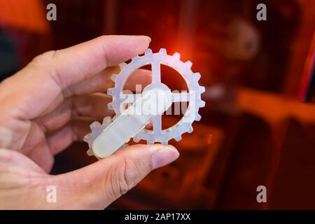Hand mit Objekt auf 3d-Drucker in der Nähe gedruckt - oben Stockfoto
