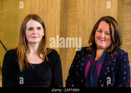 Lehrstuhl für Wirtschaft Ausschuss Sinn Feins Caoimhe Archibald (links) mit der DUP Gemeinschaften Sprecher und Vorsitzende der Gemeinschaften Ausschuss Paula Bradley in einem Interview in der Großen Halle in Stormont Gebäude. Stockfoto