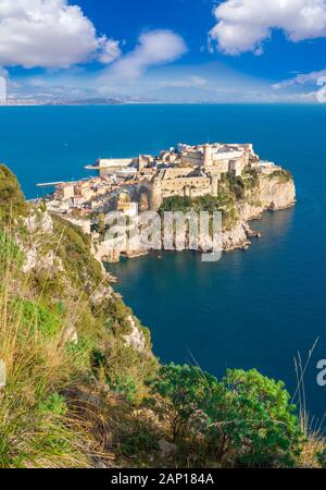 Gaeta (Italien) - Die kleine Hafenstadt am Meer, Provinz Latina, mit 'Montagna Spaccata 'broken Berg und "Grotta del Turco" Höhle Stockfoto