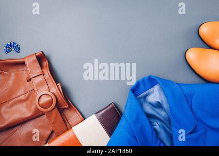 Classic blau trendige Farbe von 2020. Feder weibliche Kleidung Outfit. Stilvolle blaue Jacke, braune Schuhe Stiefel. Mode Stockfoto