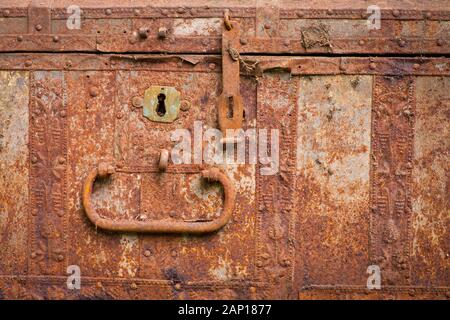 Vor der alten verrosteten Kasten mit Keyhole und Schraube Stockfoto