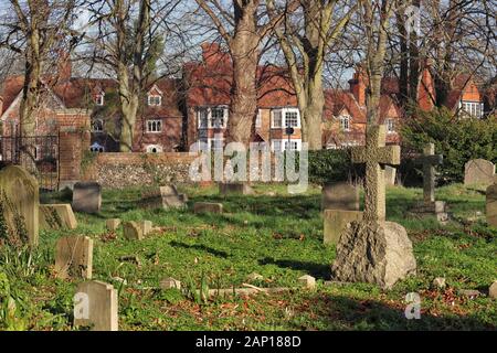 Englisches Dorf Kirchhof in Goring an der Themse mit Ho hinter Stockfoto