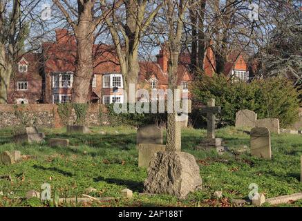 Englisches Dorf Kirchhof in Goring an der Themse mit Häusern hinter Stockfoto