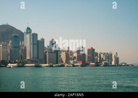 HongKong, China - November, 2019: Küste und die Skyline von Hong Kong Island Geschäftsviertel und den Victoria Harbour Stockfoto