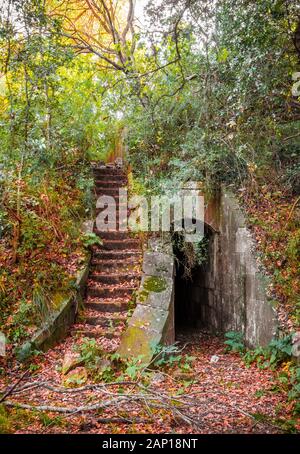 Gaeta (Italien) - Die kleine Hafenstadt am Meer, Provinz Latina, mit 'Montagna Spaccata 'broken Berg und "Grotta del Turco" Höhle Stockfoto