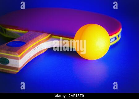 Tischtennis Schläger und Ball Stockfoto