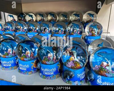 Orlando, FL/USA -1/17/20: ein Regal von Manatee, Delfine und Meeresschildkröten souvenir snowglobes in SeaWorld Orlando bereit für einen Park Guest zu erwerben. Stockfoto