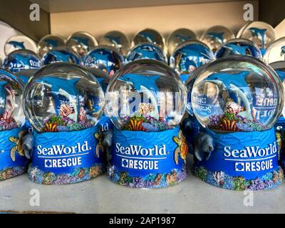 Orlando, FL/USA -1/17/20: ein Regal von Manatee, Delfine und Meeresschildkröten souvenir snowglobes in SeaWorld Orlando bereit für einen Park Guest zu erwerben. Stockfoto
