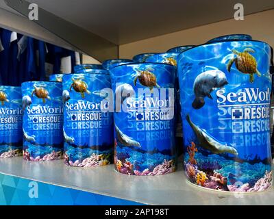 Orlando, FL/USA -1/17/20: ein Regal von Manatee, Delfine und Seelöwen souvenir Kaffeetassen in SeaWorld Orlando bereit für einen Park Guest zu erwerben. Stockfoto
