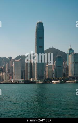 HongKong, China - November, 2019: Küste und die Skyline von Hong Kong Island Geschäftsviertel und den Victoria Harbour Stockfoto