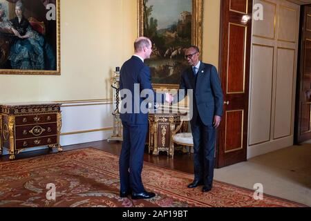 Der Herzog von Cambridge empfängt den Präsidenten von Ruanda, Paul Kagame, bei der Audienz am Buckingham Palace, London. Stockfoto
