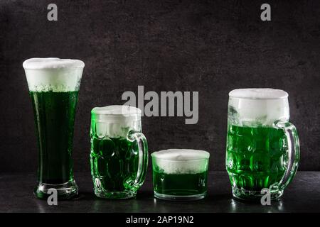 Traditionelle St Patrick's Day grün Biere auf schwarzem Hintergrund. Stockfoto