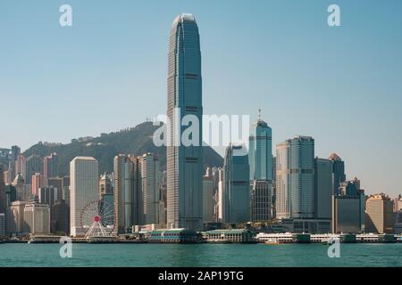 HongKong, China - November, 2019: Küste und die Skyline von Hong Kong Island Geschäftsviertel und den Victoria Harbour Stockfoto