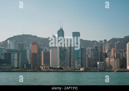 HongKong, China - November, 2019: Küste und die Skyline von Hong Kong Island Geschäftsviertel und den Victoria Harbour Stockfoto