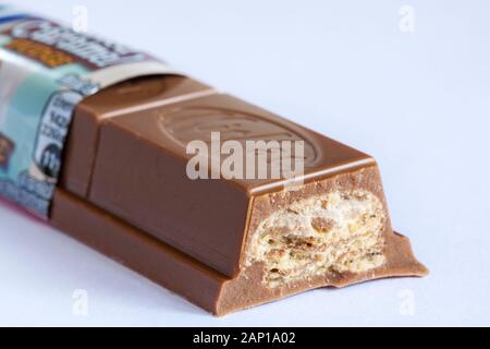 Nestle KitKat grob gesalzene Karamell-Fudge-Bar geöffnet, um Inhalt auf weißem Hintergrund zu zeigen - Kit katNestlé Stockfoto