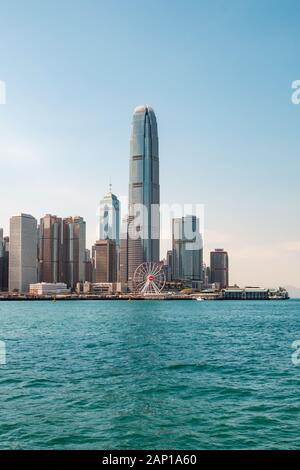 HongKong, China - November, 2019: Küste und die Skyline von Hong Kong Island Geschäftsviertel und den Victoria Harbour Stockfoto