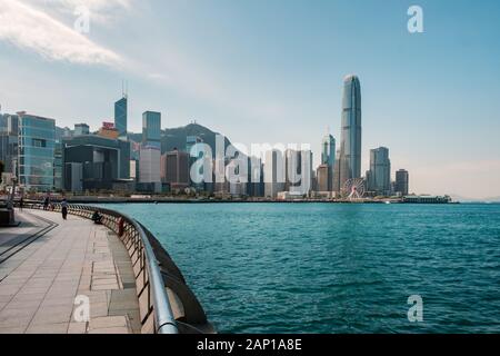 HongKong, China - November, 2019: Uferpromenade mit Victoria Harbour und die Skyline von Hong Kong Island Stockfoto