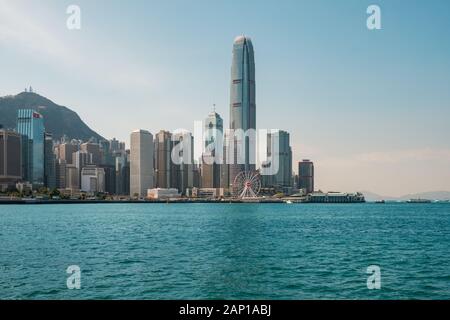 HongKong, China - November, 2019: Küste und die Skyline von Hong Kong Island Geschäftsviertel und den Victoria Harbour Stockfoto