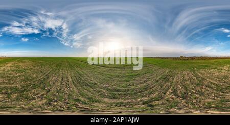 360 Grad Panorama Ansicht von Volle nahtlose, kugelförmige hdri Panorama-360-Grad-Ansicht zwischen den Feldern im Herbst sonniger Tag mit atemberaubenden Wolken in äquirechteckiger Projektion mit z