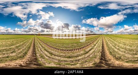 360 Grad Panorama Ansicht von Volle nahtlose, kugelförmige hdri Panorama-360-Grad-Ansicht zwischen den Feldern im Herbst sonniger Tag mit atemberaubenden Wolken in äquirechteckiger Projektion mit z