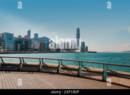 HongKong, China - November, 2019: Uferpromenade mit Victoria Harbour und die Skyline von Hong Kong Island Stockfoto