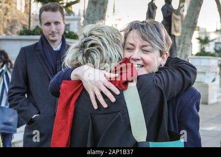 Westminster, London, 20. Jan 2020. Yvette Cooper, Labour MP, grüßt Ein anderer Demonstrant. Alfred Dubs, Baron Dubs, Britischen Peer und Politiker, hat eine neue Änderung des Zuwanderungsgesetzes vorgelegt, um sicherzustellen, dass der Schutzfunktionen für Kind Flüchtlinge bleiben in der Entzug Abkommen Rechnung (WAB). Die Änderung wird in Die Herren mit der Chance, dass die Regierung die Niederlage über die Frage gegenüberstellen könnte, diskutiert werden. Credit: Imageplotter/Alamy leben Nachrichten Stockfoto