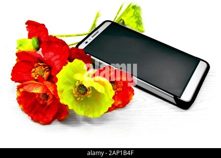 Smartphone und Kunstseide Blumen auf einem hellen Hintergrund. Stockfoto