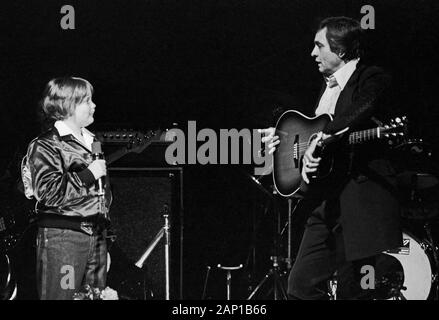 Johnny Cash, amerikanischer Country Sänger und Songschreiber, mit einem kleinen Jungen bei einem Konzert in Hamburg, Deutschland um 1981. American Country Sänger und Songschreiber Johnny Cash mit einem kleinen Jungen in Hamburg, Deutschland, um 1981. Stockfoto