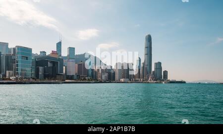 HongKong, China - November, 2019: Küste und die Skyline von Hong Kong Island Geschäftsviertel und den Victoria Harbour Stockfoto