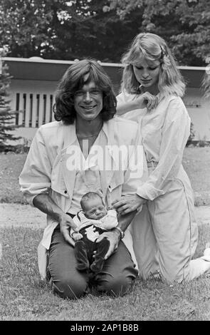 Jürgen Drews, deutscher Schlagersänger, mit Ehefrau Corinna und Baby Fabian, Deutschland um 1981. Deutsche Schlager Sänger Jürgen Drews mit Frau Corinna und Baby Fabian, Deutschland um 1981. Stockfoto