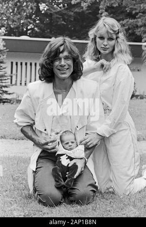 Jürgen Drews, deutscher Schlagersänger, mit Ehefrau Corinna und Baby Fabian, Deutschland um 1981. Deutsche Schlager Sänger Jürgen Drews mit Frau Corinna und Baby Fabian, Deutschland um 1981. Stockfoto