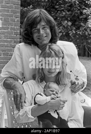 Jürgen Drews, deutscher Schlagersänger, mit Ehefrau Corinna und Baby Fabian, Deutschland um 1981. Deutsche Schlager Sänger Jürgen Drews mit Frau Corinna und Baby Fabian, Deutschland um 1981. Stockfoto