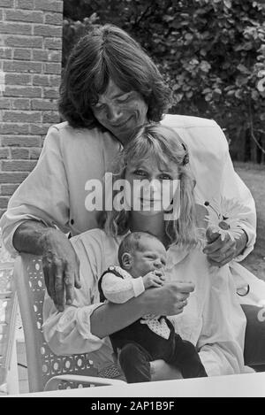 Jürgen Drews, deutscher Schlagersänger, mit Ehefrau Corinna und Baby Fabian, Deutschland um 1981. Deutsche Schlager Sänger Jürgen Drews mit Frau Corinna und Baby Fabian, Deutschland um 1981. Stockfoto