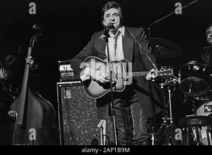 Johnny Cash, amerikanischer Country Sänger und Songschreiber, bei einem Konzert in Hamburg, Deutschland um 1981. American Country Sänger und Songschreiber Johnny Cash, die in Hamburg, Deutschland, um 1981. Stockfoto