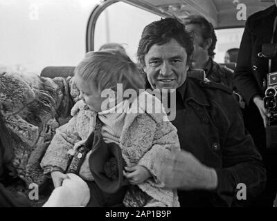 Johnny Cash, amerikanischer Country Sänger und Songschreiber, mit Ehefrau June Carter Cash und Sohn John Carter Cash in Hamburg, Deutschland um 1981. American Country Sänger und Songschreiber Johnny Cash mit seiner Frau June Carter Cash und Sohn John Carter Cash in Hamburg, Deutschland, um 1981. Stockfoto