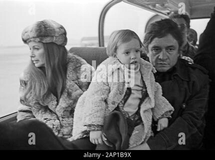 Johnny Cash, amerikanischer Country Sänger und Songschreiber, mit Ehefrau June Carter Cash und Sohn John Carter Cash in Hamburg, Deutschland um 1981. American Country Sänger und Songschreiber Johnny Cash mit seiner Frau June Carter Cash und Sohn John Carter Cash in Hamburg, Deutschland, um 1981. Stockfoto