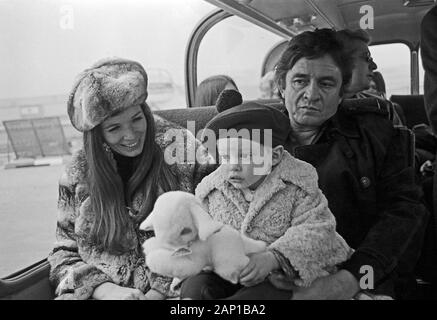 Johnny Cash, amerikanischer Country Sänger und Songschreiber, mit Ehefrau June Carter Cash und Sohn John Carter Cash in Hamburg, Deutschland um 1981. American Country Sänger und Songschreiber Johnny Cash mit seiner Frau June Carter Cash und Sohn John Carter Cash in Hamburg, Deutschland, um 1981. Stockfoto