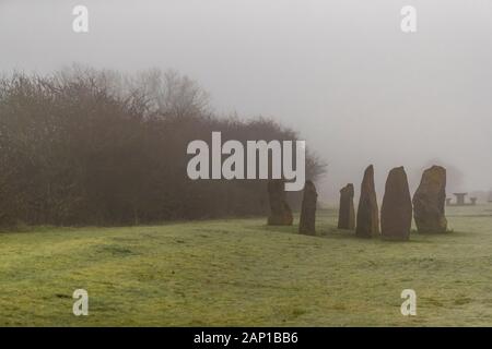 Kunst Installation der stehenden Steine mit dem Aussehen einer alten Steinkreis. Eisnebel in Lydney Hafen. Stockfoto