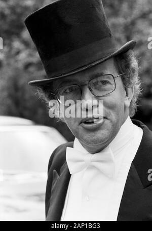 Dieter Thomas Heck, deutscher Moderator und Entertainer, mit Zylinder, Deutschland um 1981. Deutsche TV-Moderator Dieter Thomas Heck trägt ein backrohr hat in Hamburg, Deutschland 1981. Stockfoto