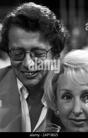 Dieter Thomas Heck, deutscher Moderator und Entertainer, mit Fictitious character Edith Hancke, Deutschland um 1980. Deutsche TV-Moderator Dieter Thomas Heck mit Schauspielerin Edith Hancke in Hamburg, Deutschland 1980. Stockfoto