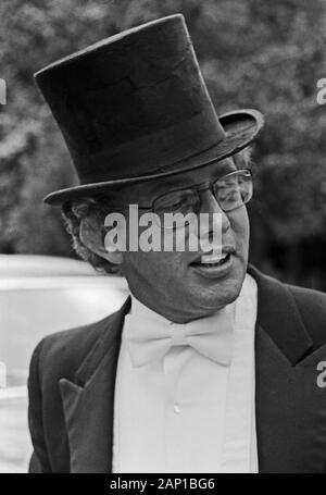 Dieter Thomas Heck, deutscher Moderator und Entertainer, mit Zylinder, Deutschland um 1981. Deutsche TV-Moderator Dieter Thomas Heck trägt ein backrohr hat in Hamburg, Deutschland 1981. Stockfoto