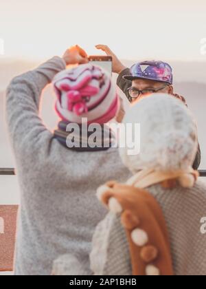 LAMPHUN THAILAND - Dezember 9: Unbekannter Touristen fotografieren und selfies während der Sonnenaufgang auf dem Dezember 9,2019 im Wat Phra Phutthabat Pha Nam Stockfoto