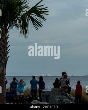 Die Menschen beobachten aus Titusville, Florida, wie eine SpaceX Falcon 9-Rakete, die die Astronautenkapsel Dragon der Crew mitführt, für einen Test in Cape Canaveral abhebt. Stockfoto