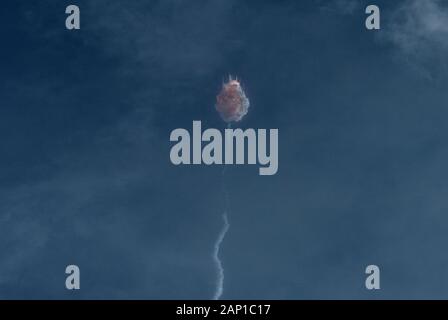 Die Falcon 9-Rakete von SpaceX wurde selbstzerstört, nachdem sich die Astronautenkapsel Der Crew Dragon während eines Teststarts in Cape Canaveral, Florida getrennt hatte. Stockfoto