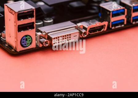 Details von einem Laptop. Der Rückseite der Hauptplatine auf einem rosa Hintergrund. PC Service und Reparatur Konzept. Platz kopieren Stockfoto